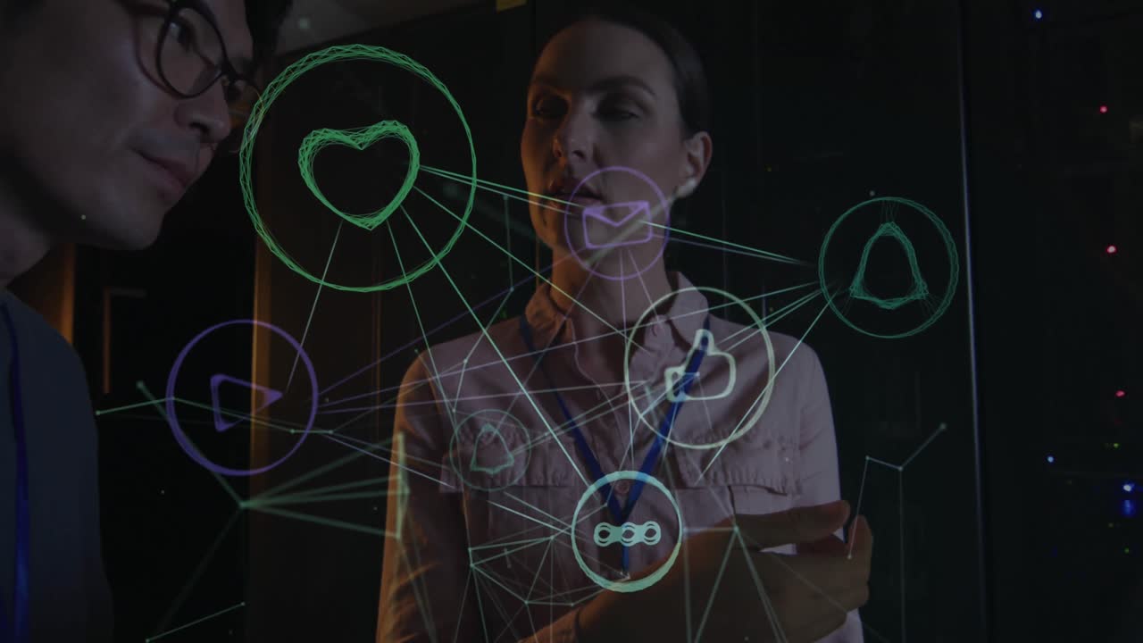 animación de iconos sobre diversos hombres y mujeres ingenieros con tableta por servidor de computadora