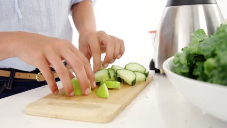 woman preparing vegetable smoothie