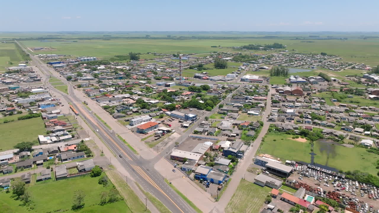 Ampia veduta aerea della città di Capivari do Sul e della campagna circostante in Brasile. Acquisita in D-Log con colore a 10 bit utilizzando un sensore Hasselblad
