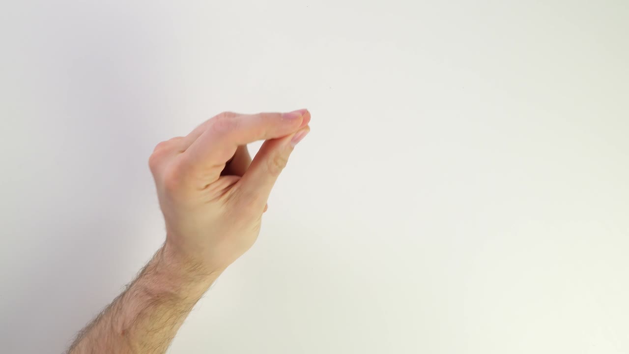 chasqueando los dedos sobre un fondo blanco. mano caucásica masculina aislado en la mesa. entrar en el ritmo. nervioso y golpear los dedos.