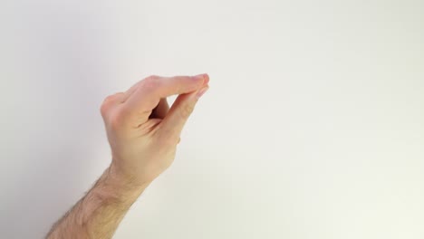 chasqueando los dedos sobre un fondo blanco. mano caucásica masculina aislado en la mesa. entrar en el ritmo. nervioso y golpear los dedos.