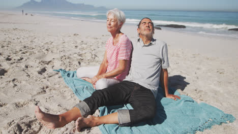 Pareja-Caucásica-Mayor-Disfrutando-Del-Tiempo-En-La-Playa