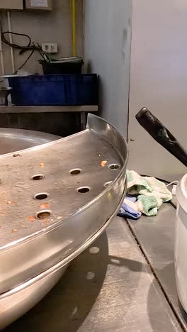 el chef prepara el tradicional arroz estofado de pierna de cerdo