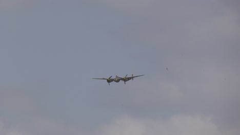 Avión-Militar-P38-Volando-Rápido