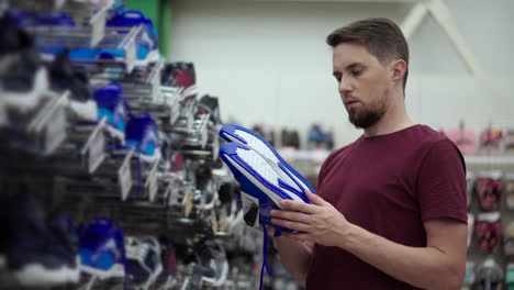 hombre comprando zapatos en una tienda