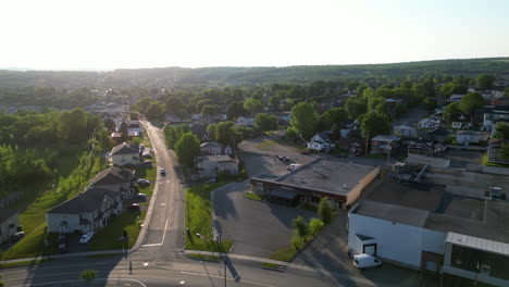 Un-Dron-Ha-Disparado-Un-Avión-No-Tripulado-En-Un-Campo-De-Amianto-En-Val-des-Sources,-Quebec,-Canadá.