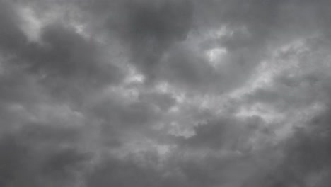 cruzando el cielo a través de la tormenta