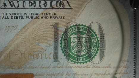 macro de 100 billetes estadounidenses. billetes a través de una lupa.