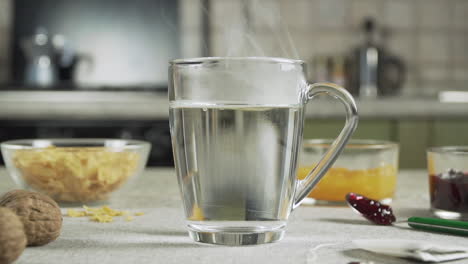 gotas de té caen en una taza de agua caliente, cámara lenta