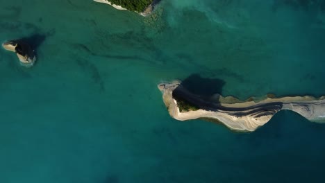 drone vuela sobre el archipiélago de la pequeña formación rocosa de islotes en grecia mar jónico paraíso de viaje no contaminado