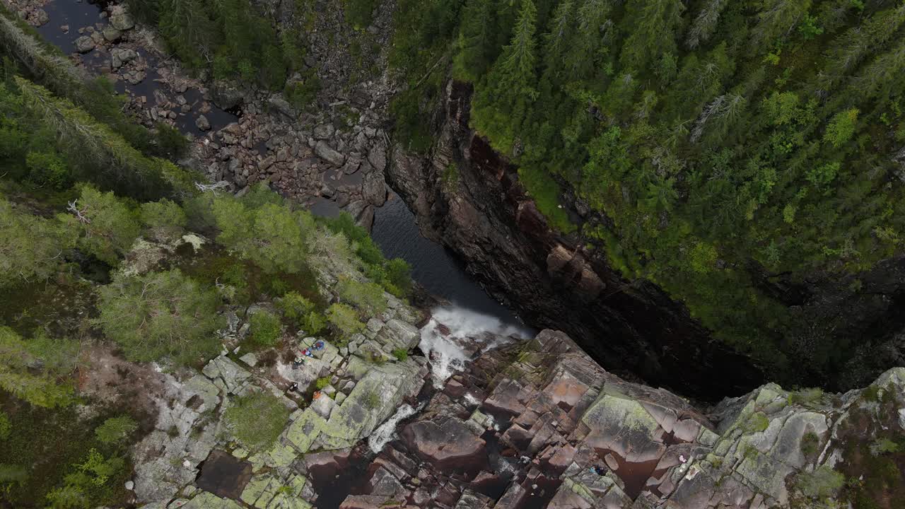 Volo sopra la cascata di Juvfossen. Riprese drone, Norvegia meridionale.
