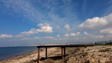 Timelapse-Nublado-De-Un-Muelle-Solitario-En-Las-Playas-De-Grecia