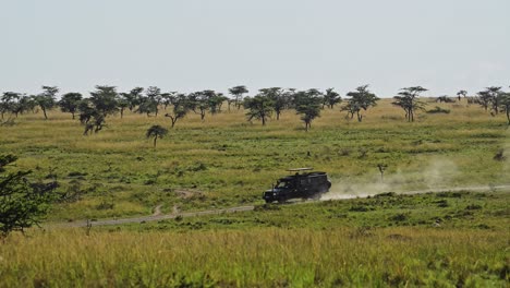 Vehículo-Moviéndose-Rápidamente-Sobre-La-Sabana,-Vacaciones-De-Safari-En-La-Reserva-Nacional-De-Masai-Mara,-Kenia,-Aventura-De-Safari-En-áfrica-En-La-Conservación-Del-Norte-De-Masai-Mara