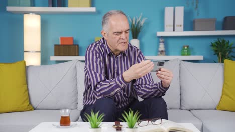 그  ⁇ 은이는 놀랍고 혼란스럽게 전화를 쳐다보고 있었습니다.