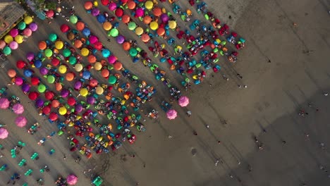 sombrillas de colores en la playa de arena en bali