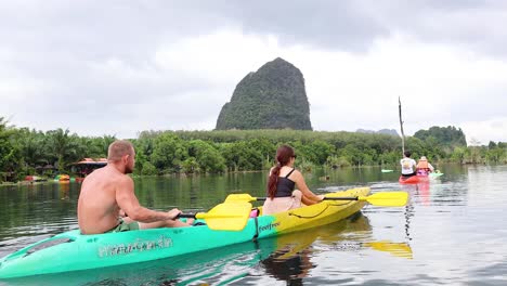 una pareja en kayak a través de la pintoresca vía fluvial de krabi