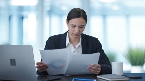 confundida mujer de negocios india firmando un contrato