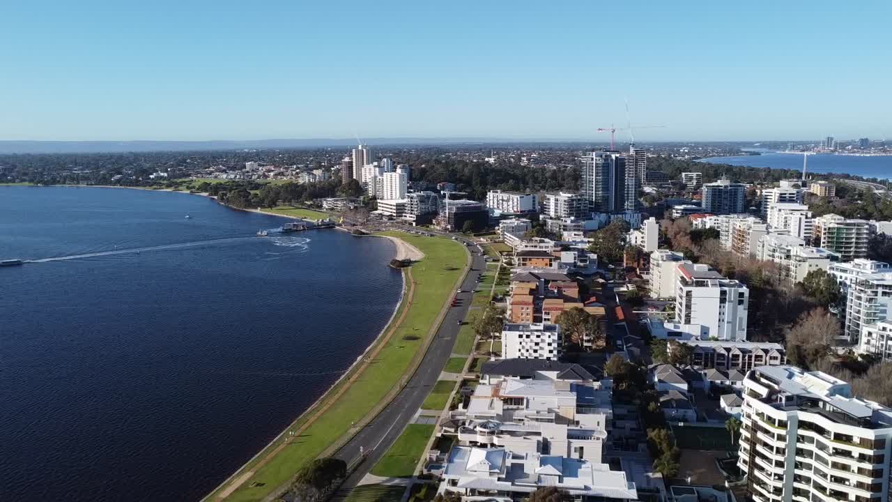 vista aérea de drones de la costa sur de perth a lo largo del río swan y el camino para bicicletas con la salida del ferry