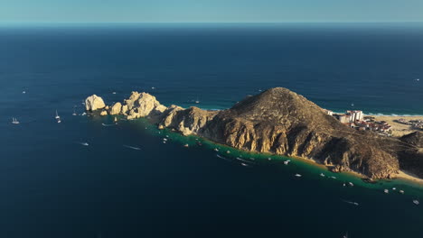 Disparo-Panorámico-De-Drones-Rodeando-El-Cabo-De-Cabo-San-Lucas,-Día-Soleado-En-México