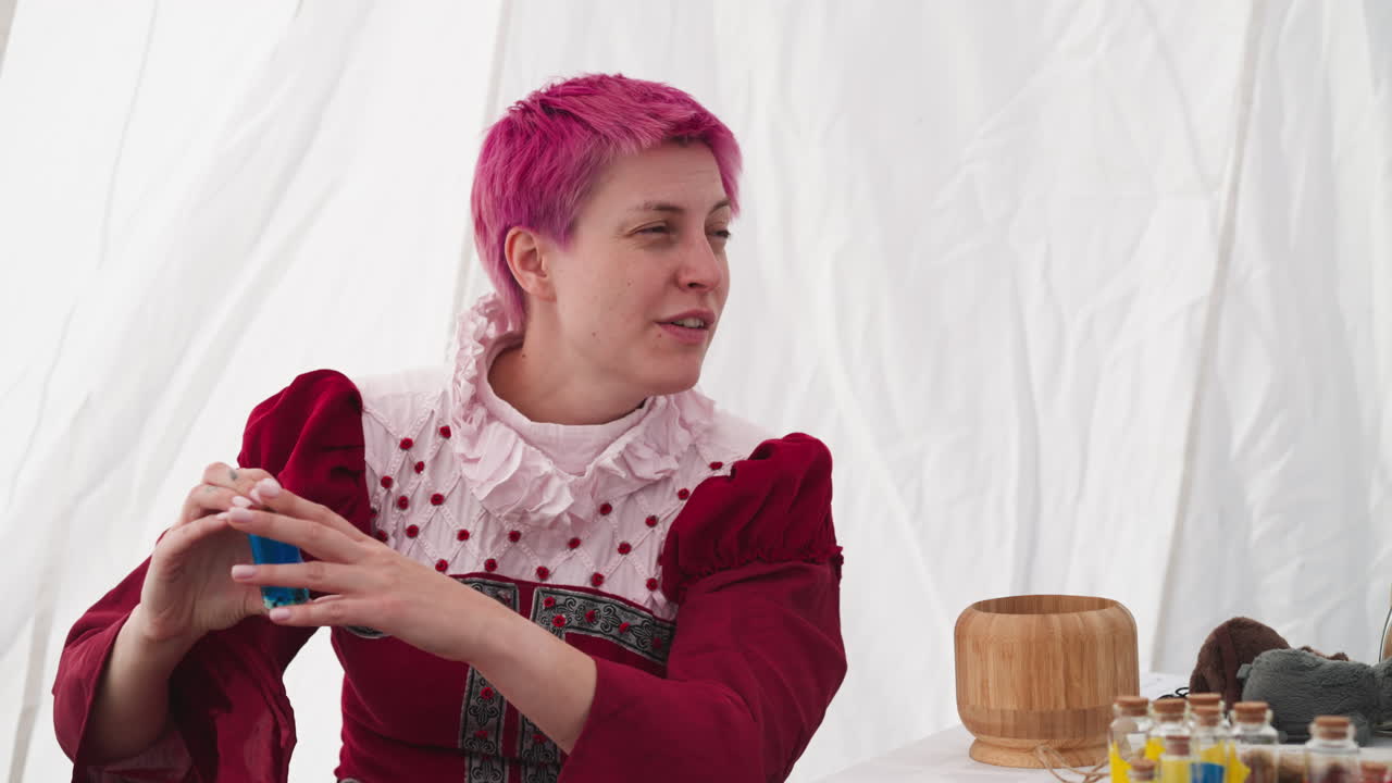 마녀 코크 유리 병과 파란 약이 테이블에 앉아