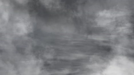 um raio brilhou através das nuvens cinzas escuras
