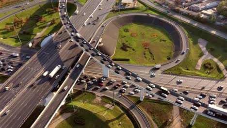 Luftaufnahme-Eines-Autobahnkreuzes-Mit-Verkehrswegen-In-Moskau.