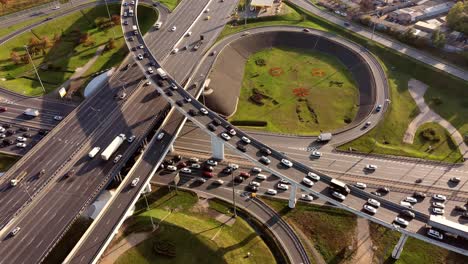 vista aérea de una intersección de autopistas en moscú.