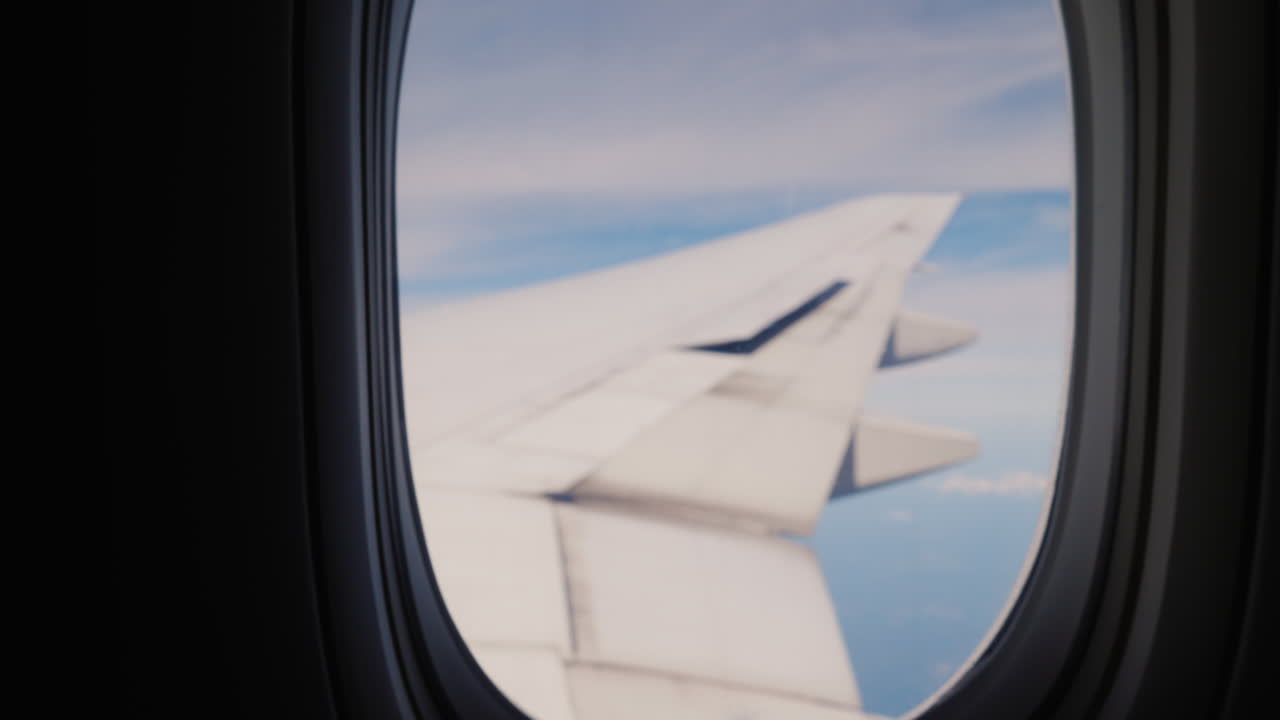 Figurina di casa tenuta vicino al finestrino dell'aereo