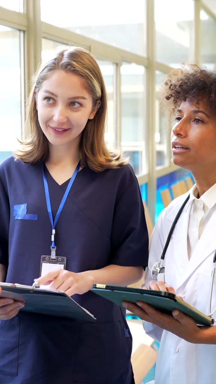 Professionisti medici che discutono dell'assistenza ai pazienti