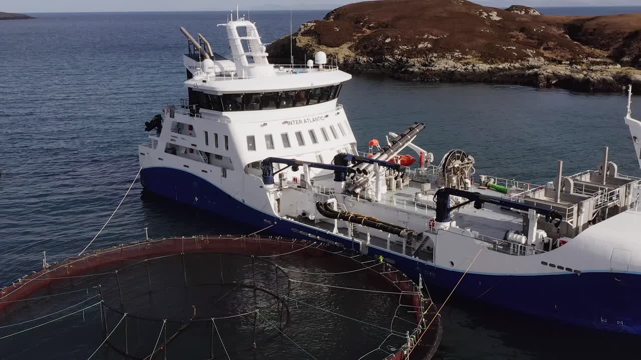 disparo ascendente de un avión no tripulado de una jaula de piscifactoría y un bote de pozo con gaviotas