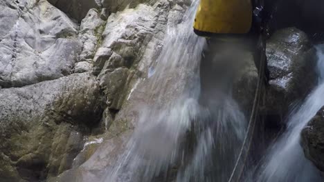 barranquismo, hombre, en, neopreno, rappels, en, flujo, de, río, cañón, cascada