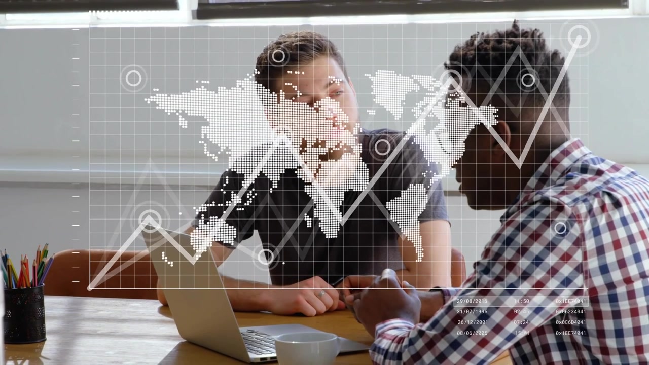 Dois colegas usando laptop e discutindo análises, enquanto marcadores de gráfico e mapa se sobrepõem à mesa.