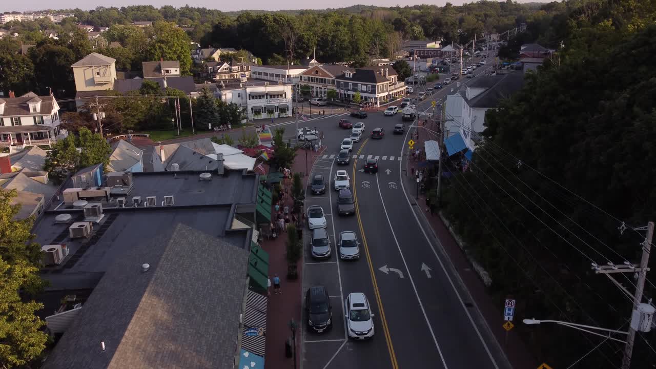 메인 주 오건 (ogunquit, maine, united states) 주거 지역: 교통 도로에서 운전하는 자동차의 공중 사진, 해가 지는 시내 풍경을 보여주는 드론