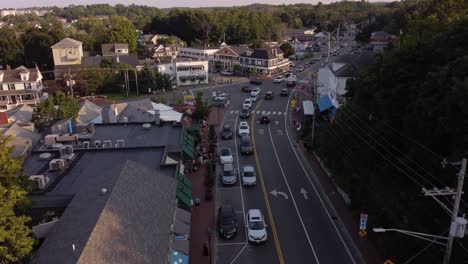 Ogunquit,-Maine,-Estados-Unidos,-Zona-Residencial,-Distrito,-Vista-Aérea,-De,-Automóvil,-Conducir,-En,-Un,-Tráfico,-Camino,-Drone,-Revelar,-Paisaje-Urbano,-Al-Atardecer