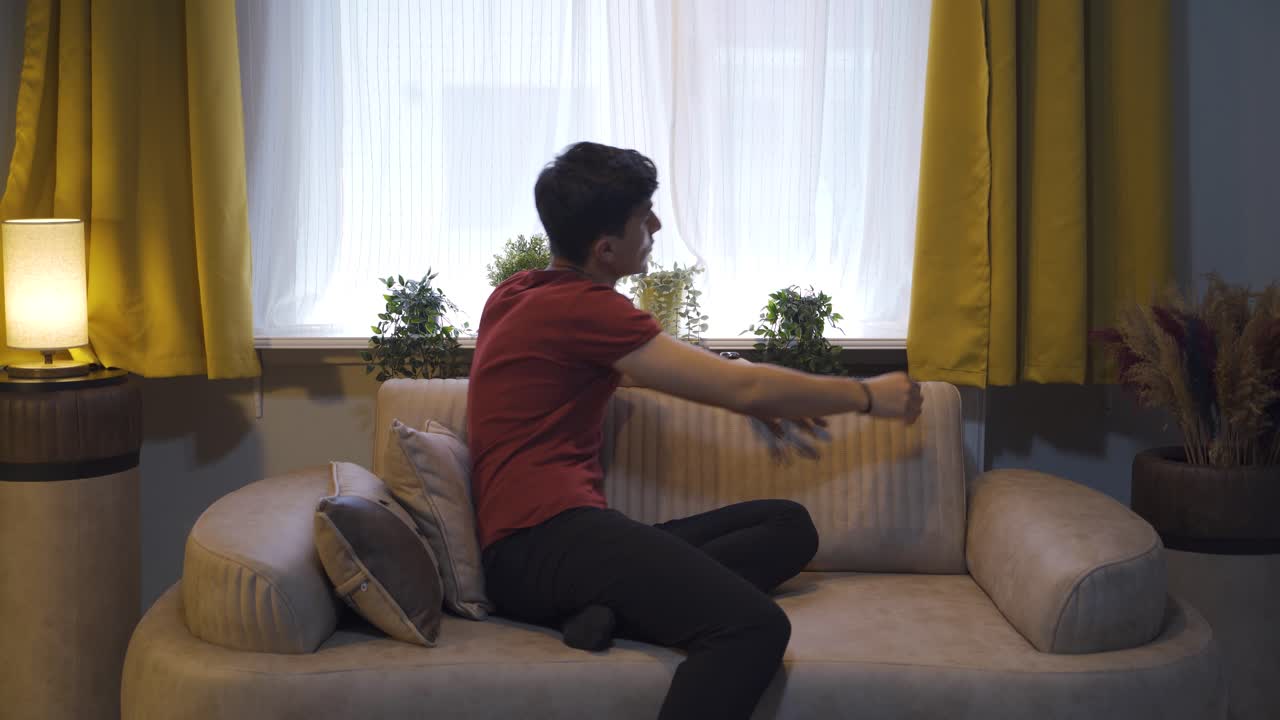 집의 커튼을 닫는 사람.