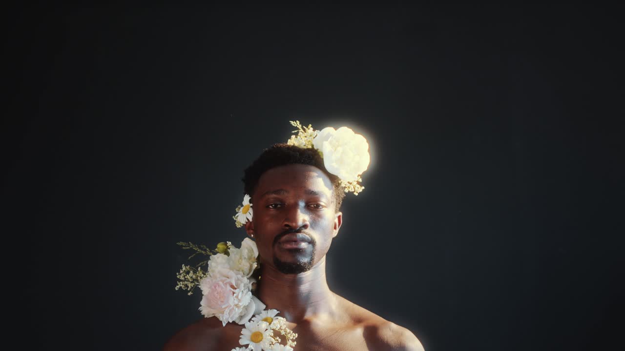 Ritratto di modello afroamericano con decorazione floreale