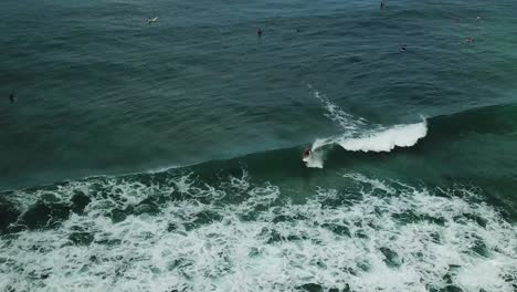 imágenes aéreas sobre un surfista montando una ola rompiendo frente a la costa norte de oahu, hawaii