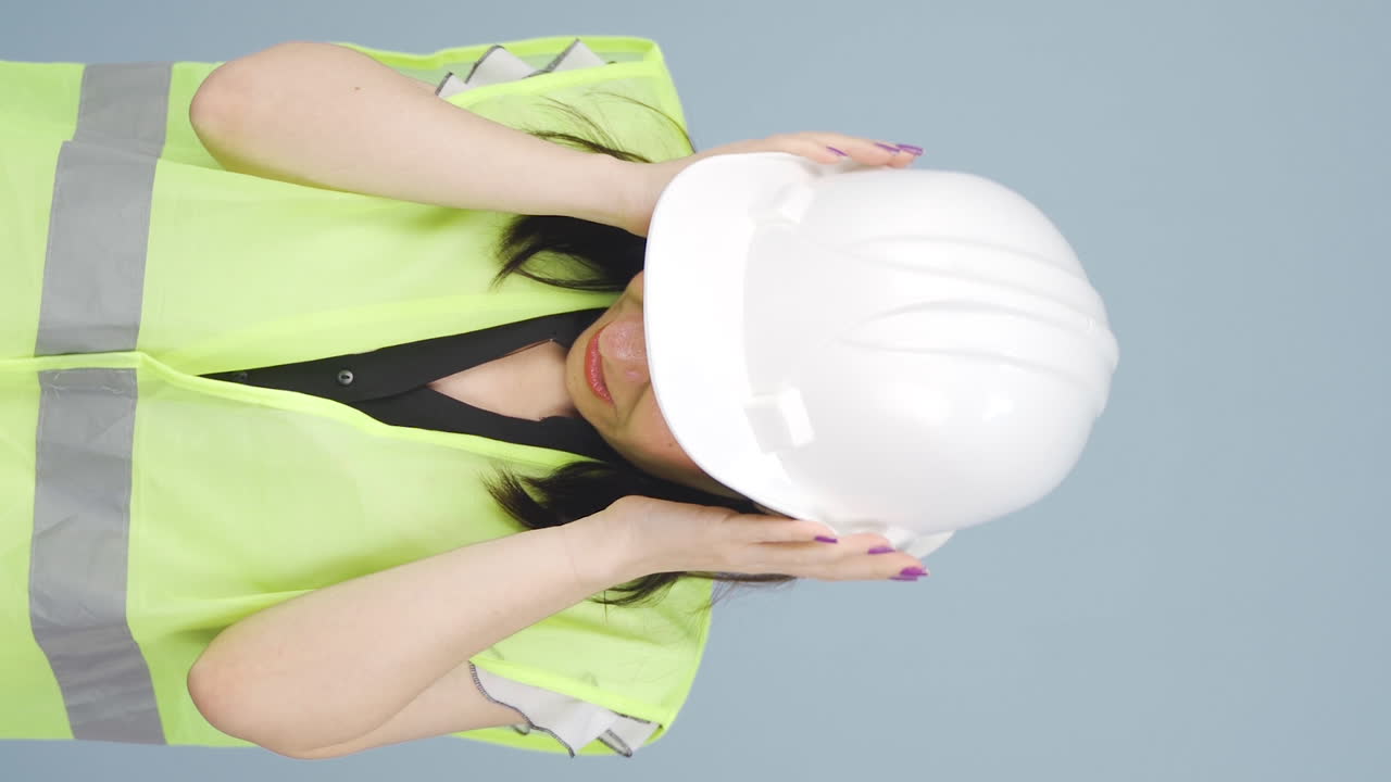 video vertical de un ingeniero frustrado.