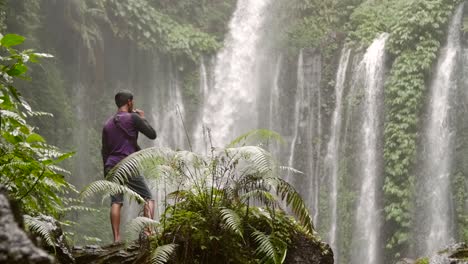 Hombre-vaping-frente-a-una-gran-cascada