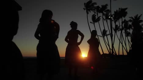 Bailarina-Realizar-Una-Danza-Tradicional-Frente-A-La-Atardecer