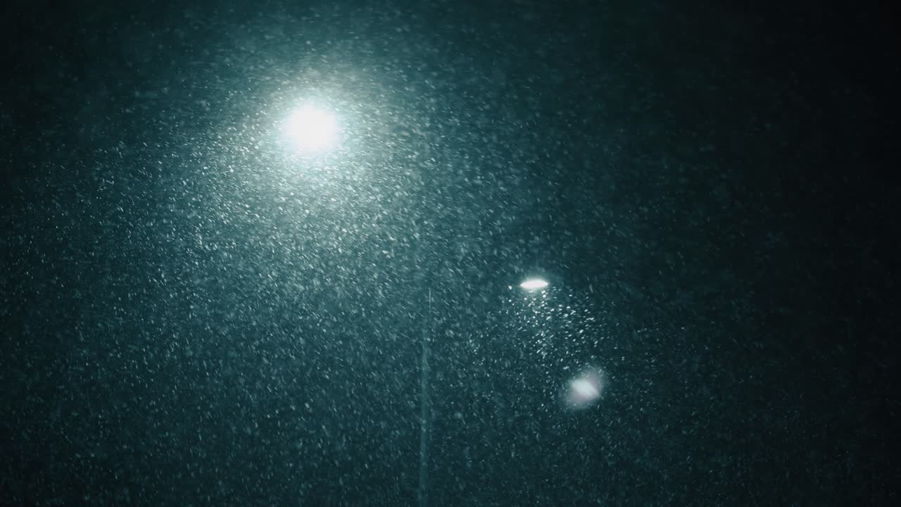 luces de la ciudad en una helada noche de invierno, tormenta de nieve, luz fría