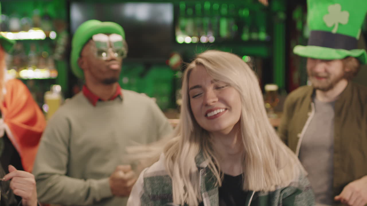 Gente allegra che balla in un pub irlandese