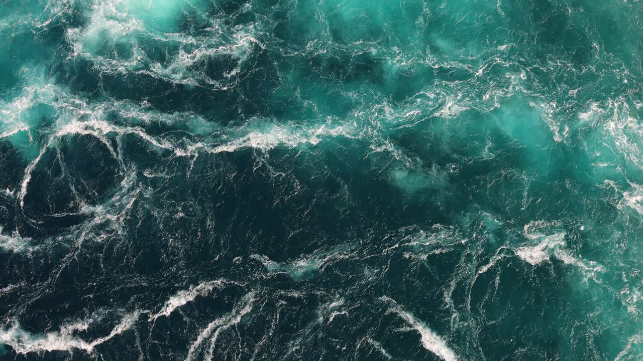 las olas azules de agua del río y el mar se encuentran durante la marea alta y la marea baja.