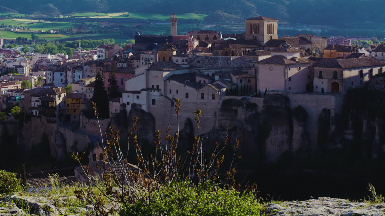 hermoso pueblo en los acantilados europeos de cuenca, españa - tilt-up