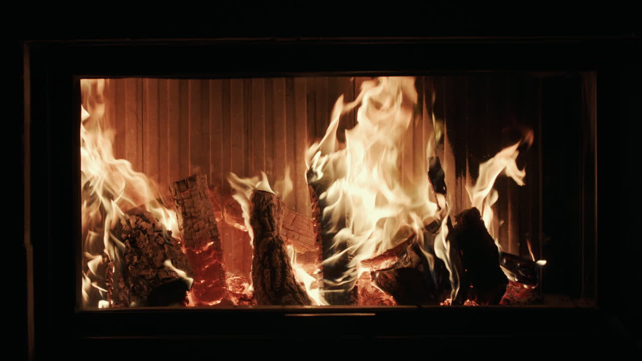 장작이 현대식 벽난로에서 불타고 있다 2