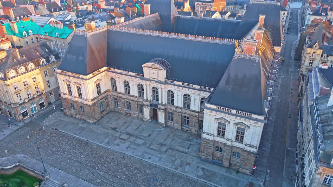 Luftfoto af Parlement de Bretagne retsbygning og det omkringliggende historiske centrum i Rennes, etabler