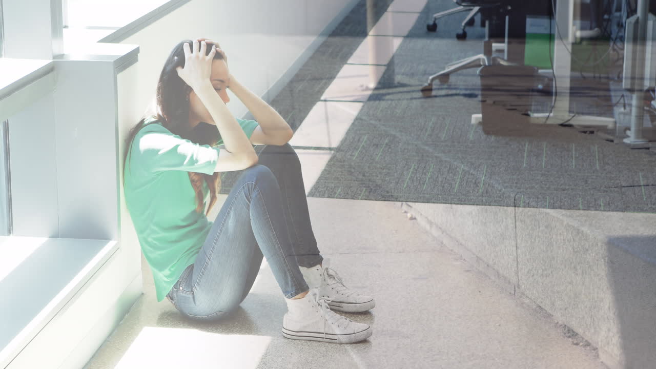 animación de personas caminando sobre cansada mujer de negocios caucásica sentada en el suelo en la oficina