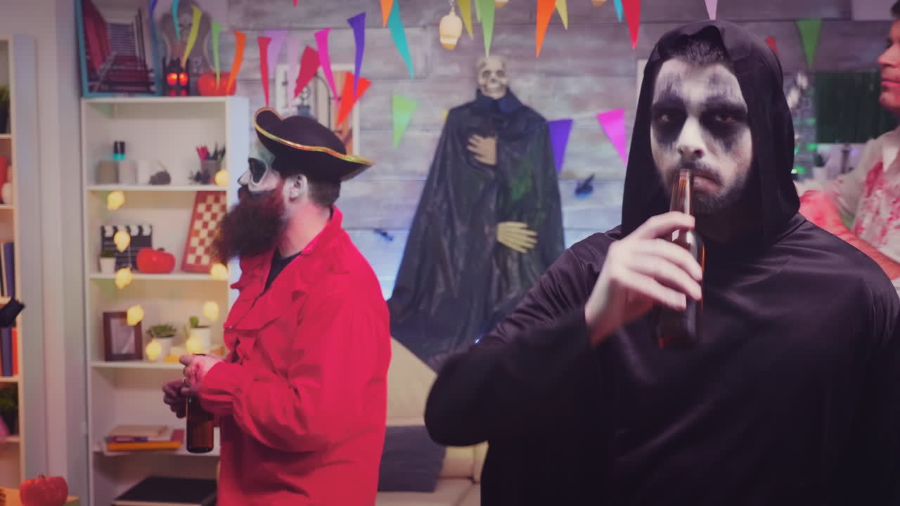 그림 리퍼처럼 옷을 입은 남자의 을 확대합니다.