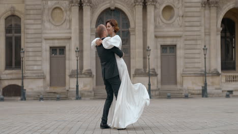 una pareja de bodas románticas bailando en parís.