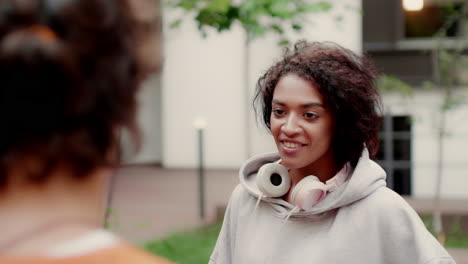 una chica afroamericana en el campus de la universidad.